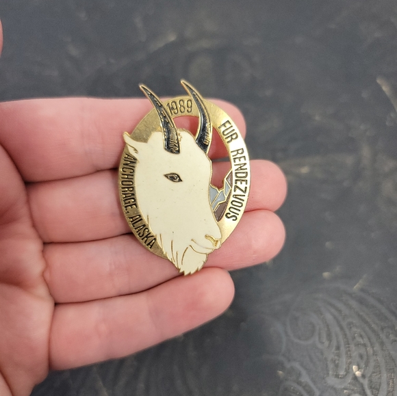 Other 1989 Fur Rendezvous Anchorage Alaska Fur Rondy 1989 Pin